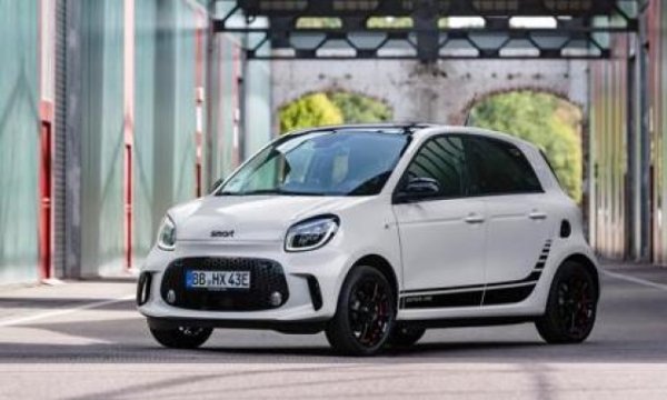 Най-новото поколение на Smart fortwo от 2020 г. се предлага само като електрическо. Smart беше първата компания, която каза сбогом на двигателите с вътрешно горене в полза на електрически . То беше обозначено като Eq. 

Smart Fortwo Eq има електрически мотор с 82 к.с., който задвижва задните колела. Батерията, която тежи 160 кг и се намира под пода, е с капацитет 17,6 kWh и е с гаранция 8 години или 100 000 км. За зареждане можете да използвате променлив ток от 4,6 kW или вградено зарядно устройство от 22 kW (опция), което ви позволява да възстановите 80% за 40 минути. 

Автономността според цикъла Nedc е 159 км, което не е висока стойност, но все пак е достатъчна за ежедневно пътуване в града.

